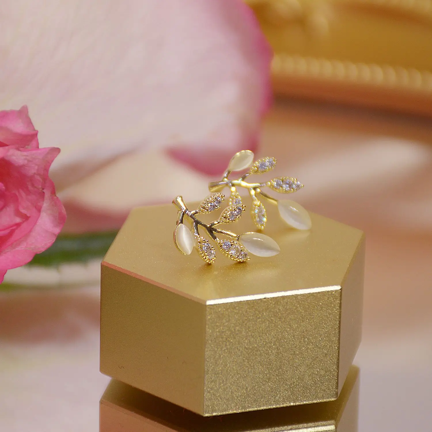 Izsmalcinātu vara inkrustēts zircon lapu opal auskari 14K nekustamā zelta pārklājumu mazo sieviešu studentu dāvanu auskars korejas rotaslietas
