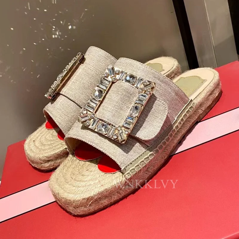 Ir 2021. čības sieviešu ķīlis papēži kaņepāju virvi aust Vasaras biezu grunts sandalias brīvdienas rhinestone dekoru kurpes flipflops