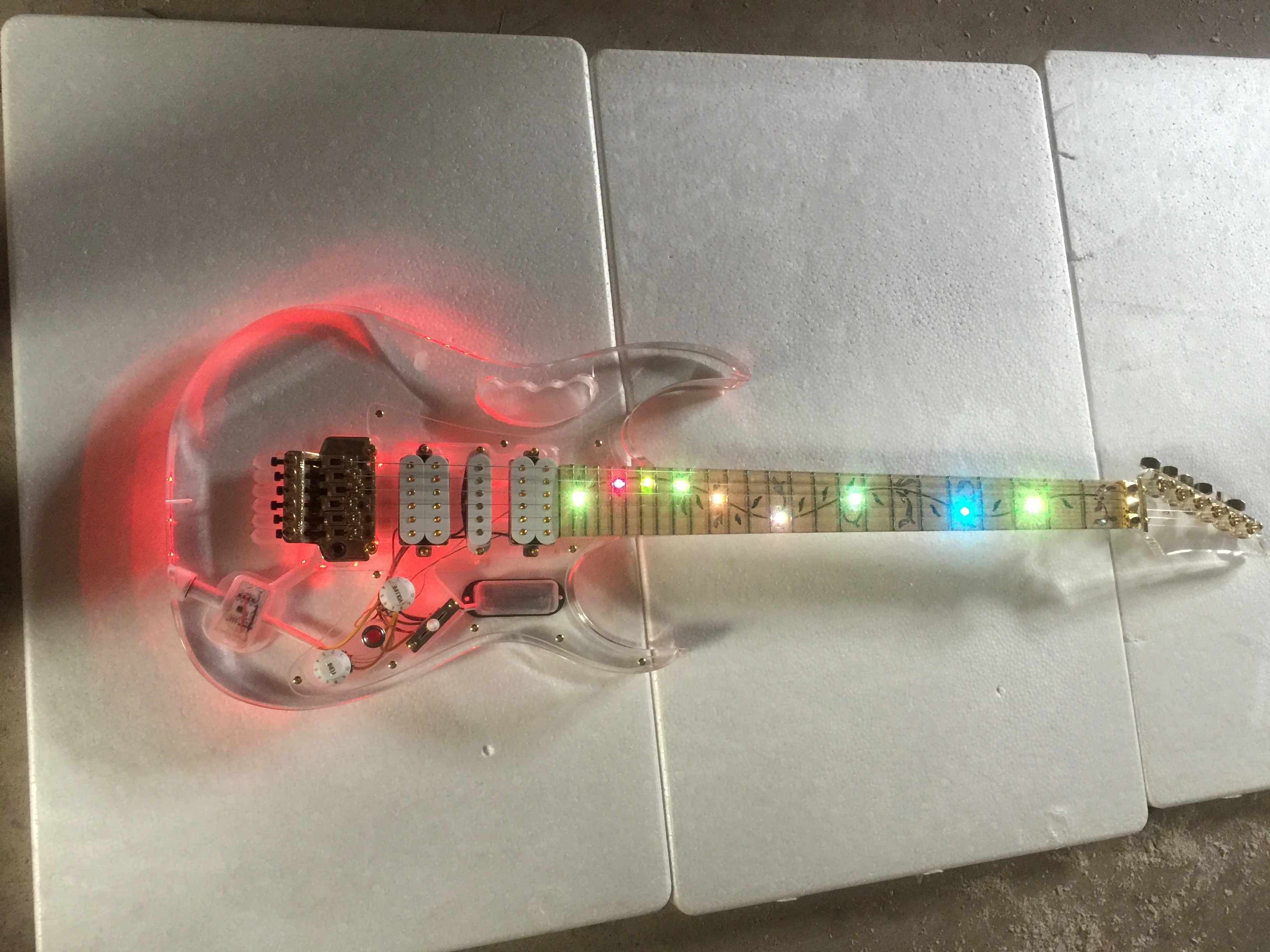 Elektriskā ģitāra / krāsains gaismas + multi krāsu gaismas konversijas LED gaismas, augstas klases dubultā krata vibrato Ģitāra / Ķīna Electric