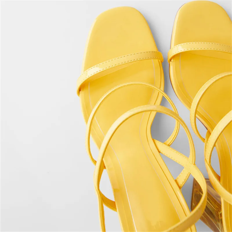 Ir 2021. Vasarā Super Augstu Papēdi Sieviešu Sandales Dzeltenā Pasaku Stilu Visas spēles Super Karstā Sprādzes Caurspīdīgu Papēdi Romiešu apavi