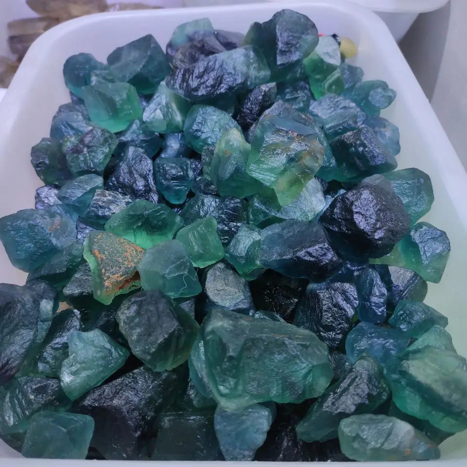 Dabiskās izejvielas zilā fluorite raupja akmens, dabiskā kvarca kristāli minerālu enerģijas akmens sadzīšana