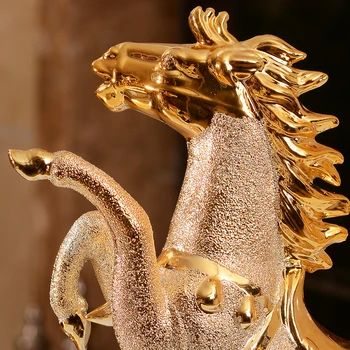 Keramikas zelta zirga statuja mājas dekorēšanas piederumi amatniecības telpu dekorēšana dzīvojamā istaba rotājumu porcelāna dzīvnieku figūriņas